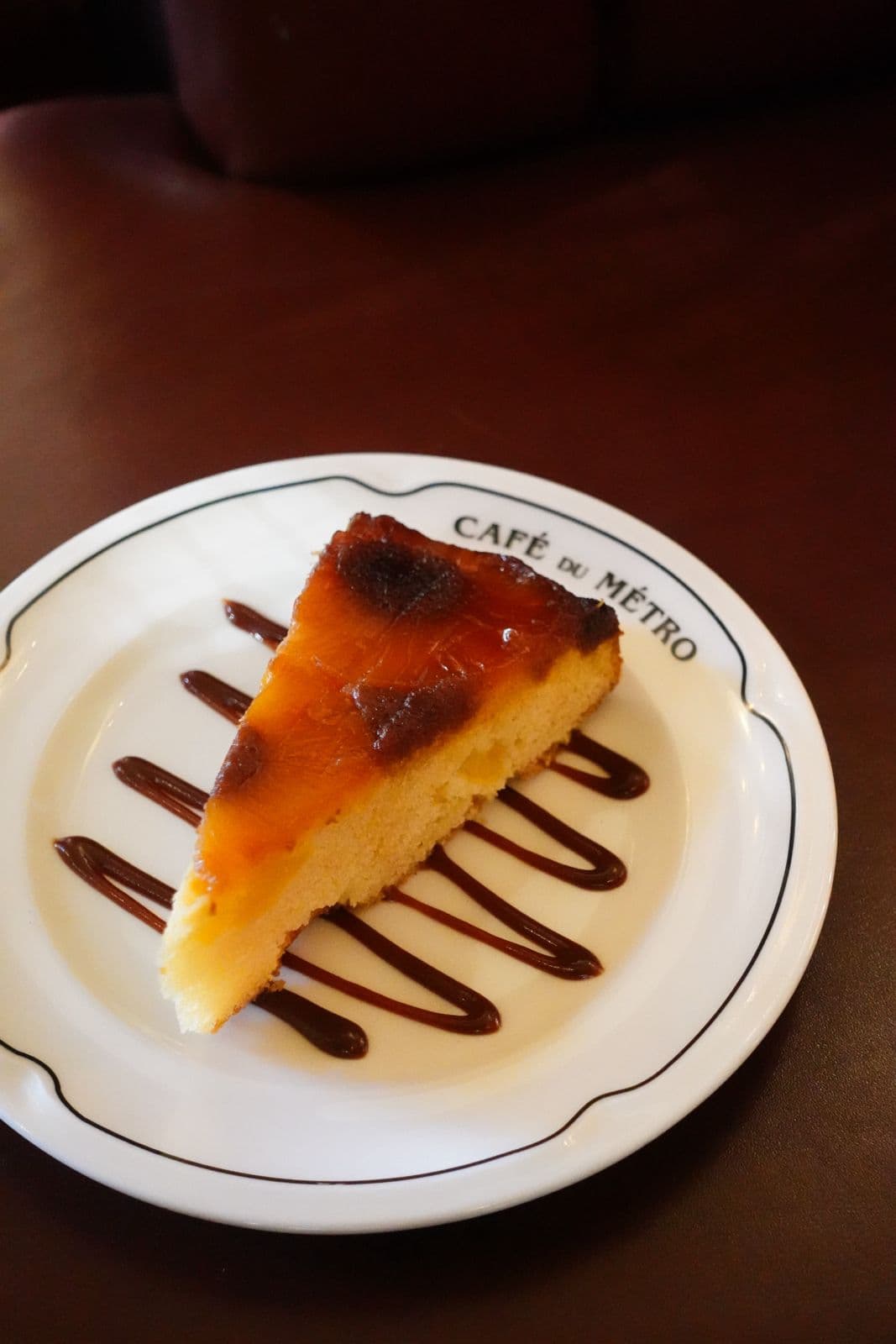 Gâteau caramélisé maison sur assiette blanche