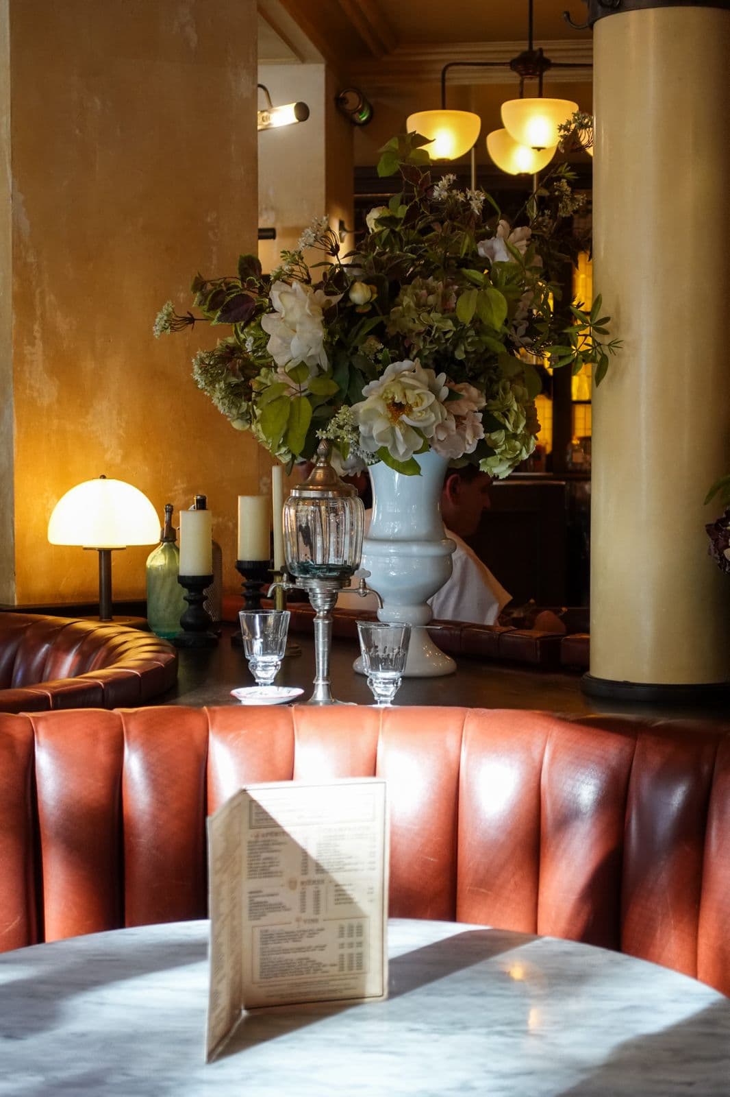 Table en marbre avec bougies allumées et couverts en argent