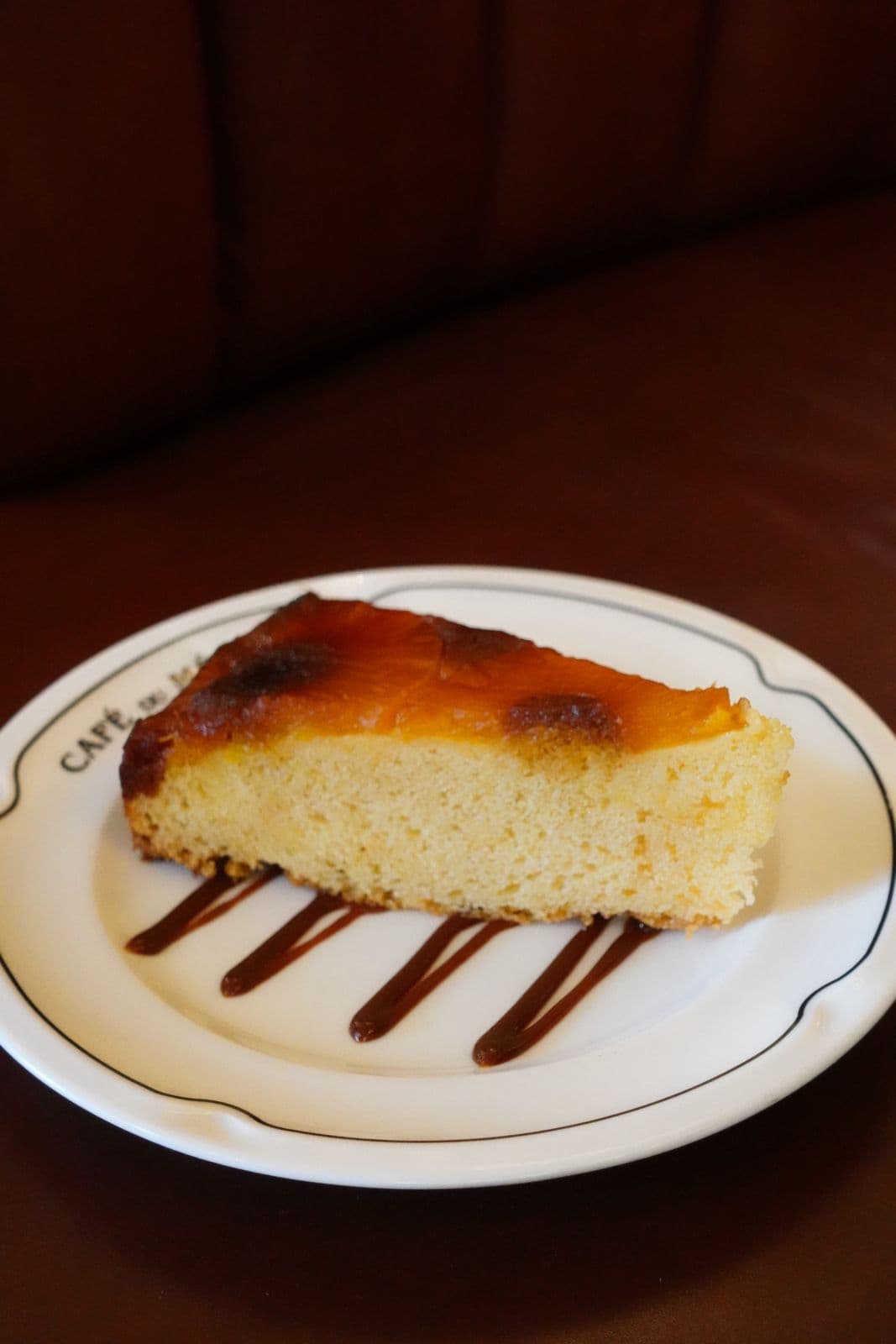 Cheesecake basque caramélisé avec coulis chocolat