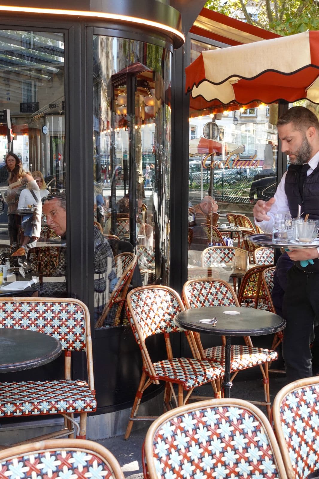 Serveur en tablier blanc sur la terrasse du Café du Métro