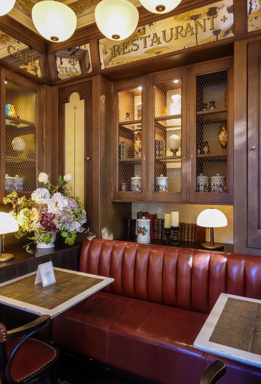 Niche de banquette avec enseigne RESTAURANT en arrière-plan