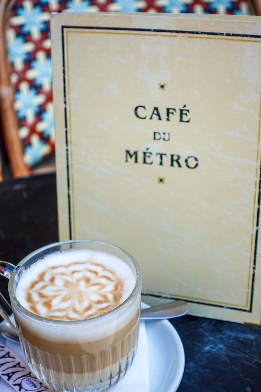 Latte art dans une tasse à café Café du Métro