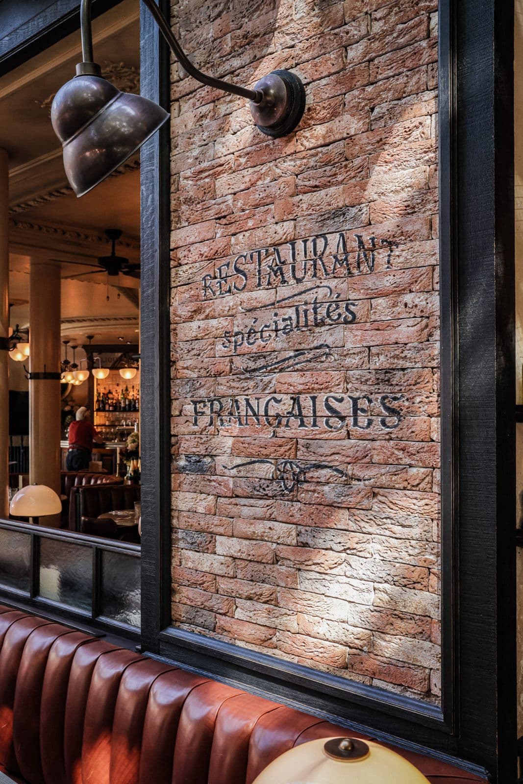 Vitrine peinte avec l'enseigne Restaurant sur la façade