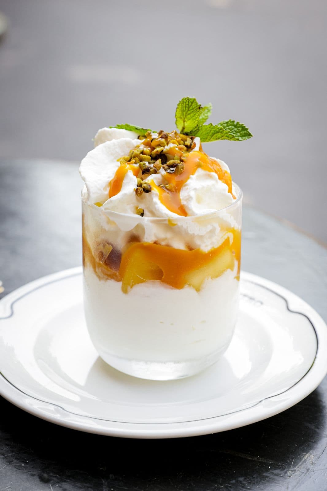 Verrine crème caramel et fruits aux pistaches