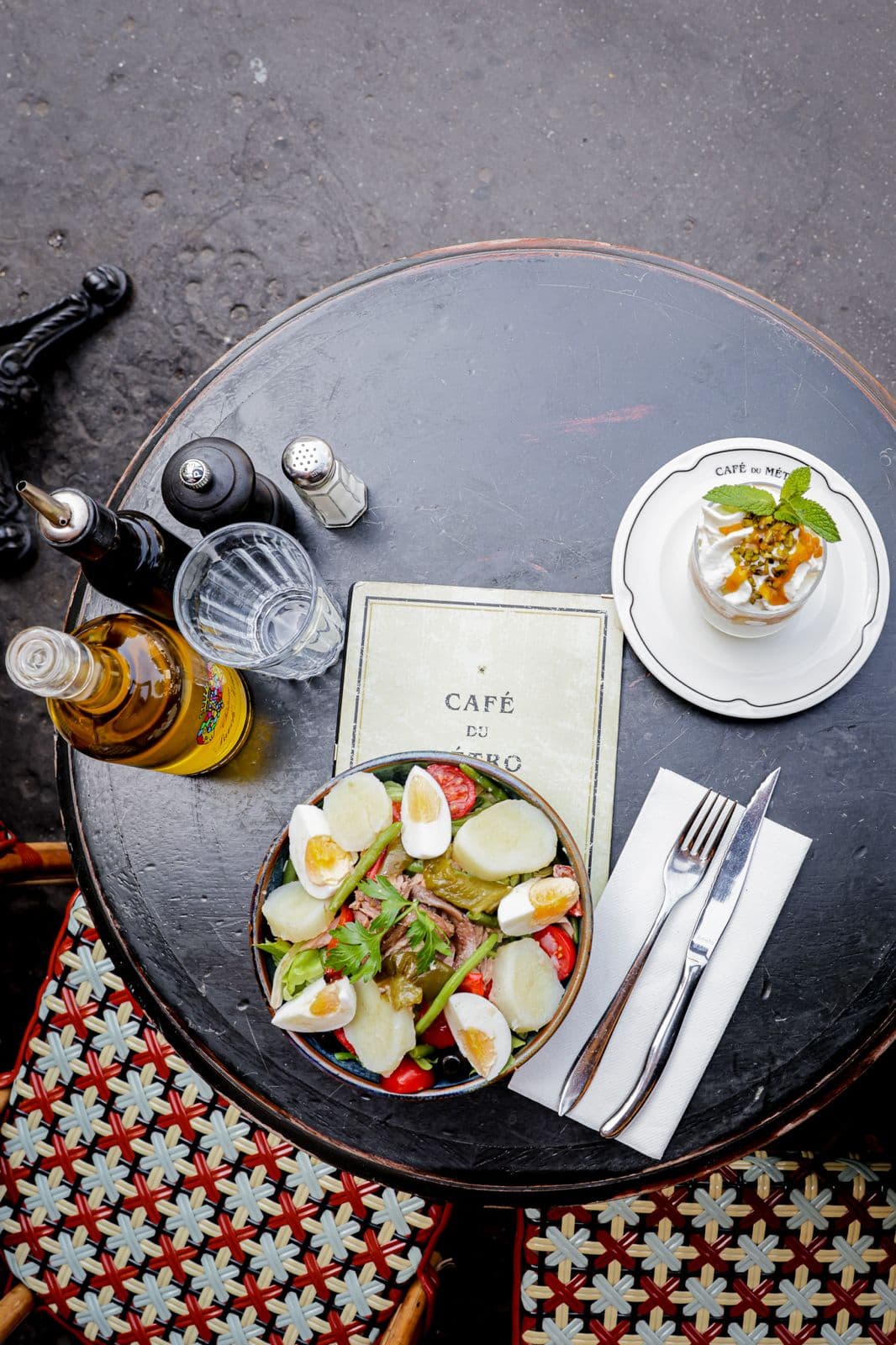 Salade niçoise en vue aérienne sur marbre blanc