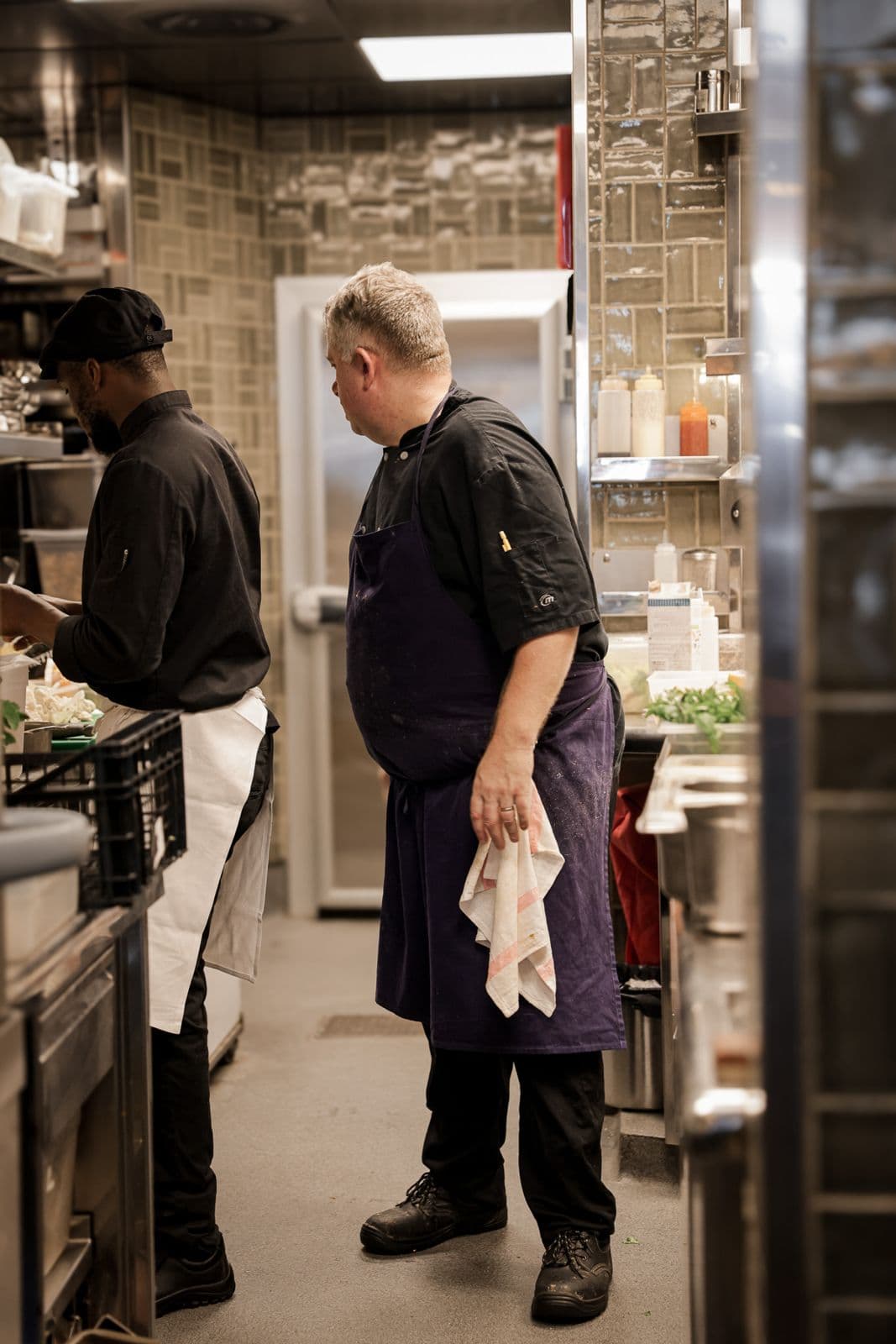 Deux cuisiniers en tablier au travail dans la cuisine